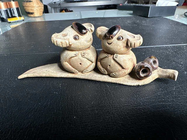Vintage Koalas sitzen auf einem Eukalyptusblatt Kunst Keramik Figur nach NOM