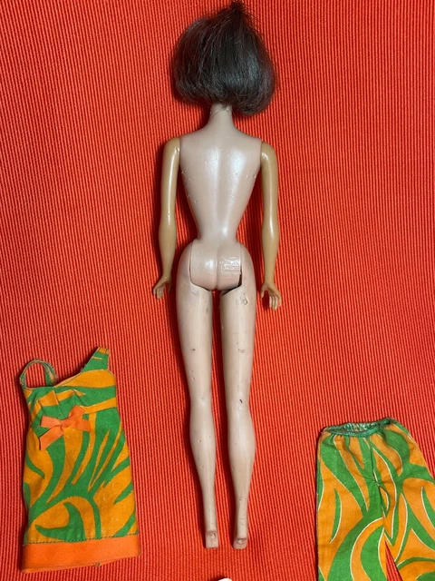 Ancienne poupée mannequin Barbie et une tenue des années 70 11