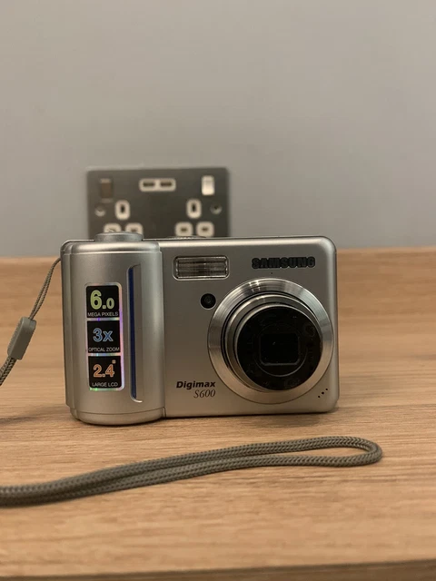 Samsung Digimax S600 6.0MP Digital Camera - Silver *For Parts Or Not Working*