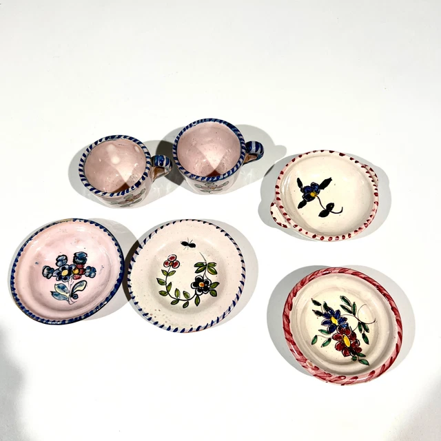 Partie De Dinette En Faïence - Décor Pochoir "Femme Au Chapeau" - Assiette Miniature
