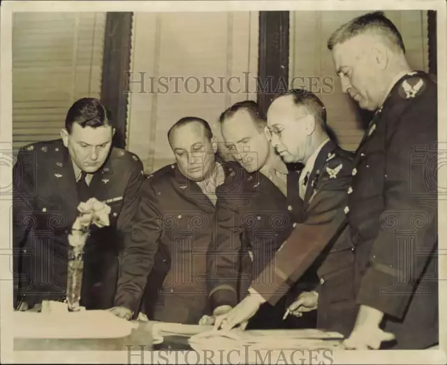 1942 Press Photo Army Air Force officers looking at decentralizing activities