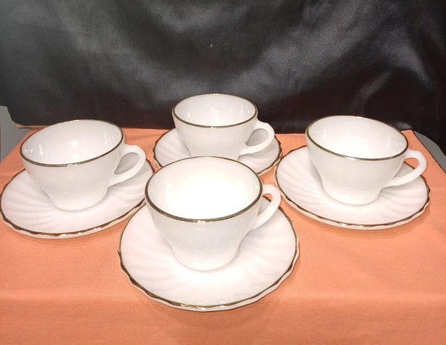 Ensemble De Six Tasses En Porcelaine à Décor De Motifs Floraux Et Sous Tasses En Argent Ensemble De Six Tasses En Porcelaine à Décor De Motifs Floraux Et Sous Tasses En Argent