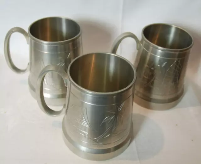 3 x Zinn-Becher mit Henkel, Selangor Pewter, mit Motiv