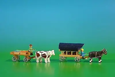 2 Miniatur Gespanne Tafelwagen in natur mit Ochsen , Ladung: 4 Obstkisten und Pl