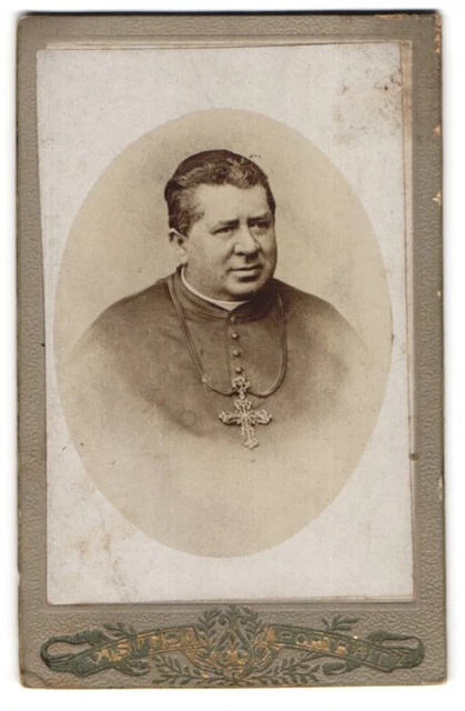 Fotografie unbekannter Fotograf und Ort, Portrait beleibter Pastor im Talar mit