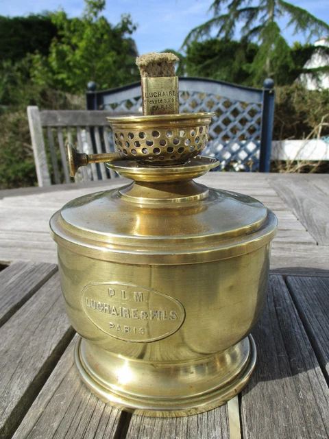 Ancienne lampe à pétrole en laiton repoussé