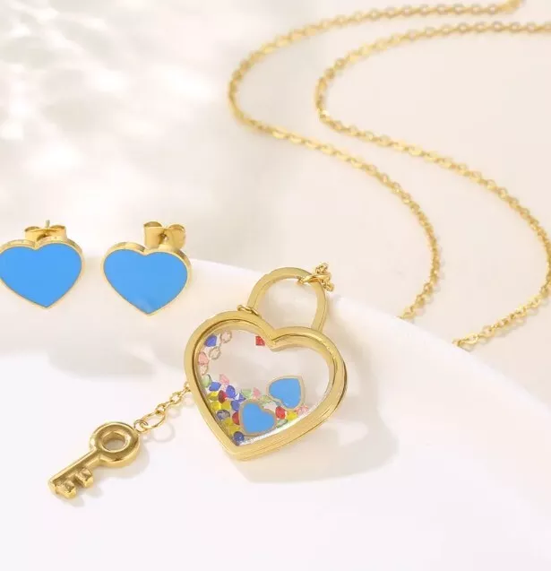 conjunto de pendientes y collar de acero dorado en forma de corazon azul cielo