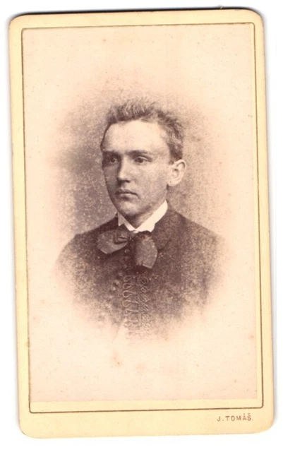 Fotografie J.Tomas, Prag, St. Wenzels Platz 7, Portrait junger Mann im Anzug mi