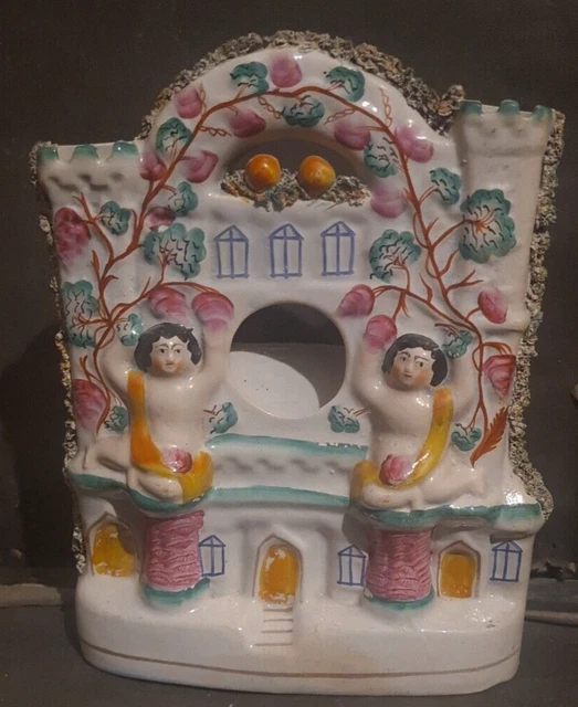 Un groupe en Faïence polychrome de Staffordshire XIXème