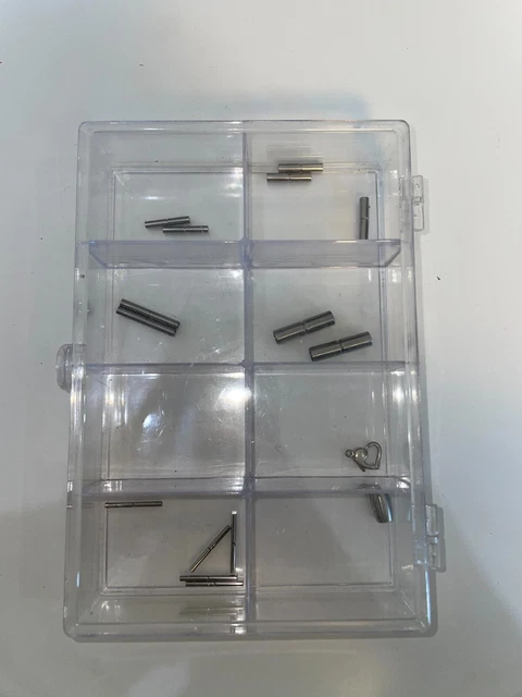 Plastikbox mit Schmuckzubehör aus Silber