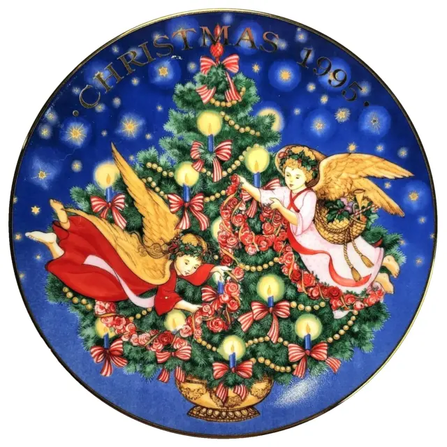Avon Fine Collectables "Trimming The Tree " 1995 Christmas Plate by Peggy Toole