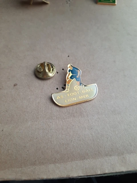 Pin's Football – Joueur Ballon – Sport – Modèle L3 – Occasion