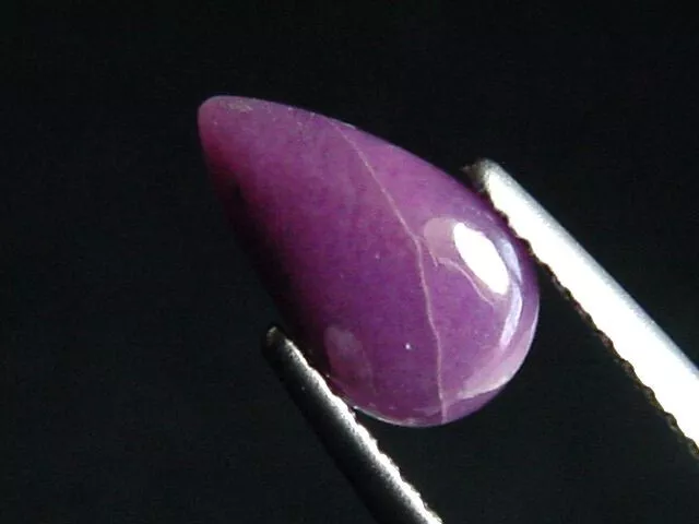 Sugilit / Sugilith 1,08 Ct. Tropfen Cabochon Wessels mine, Südafrika (3428t)