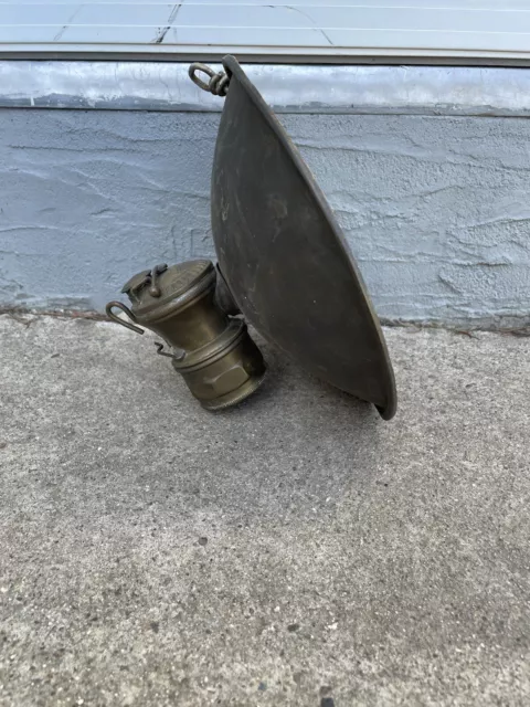 VINTAGE AUTO LITE UNIVERSAL LAMP CO. CHICAGO CARBIDE MINING LAMP w/ 8" REFLECTOR