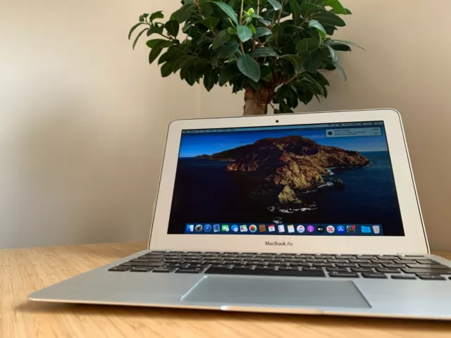 Apple MacBook Air (11-inch, Early 2014) 1.6 GHz Dual-Core i5 128GB SSD - 4GB RAM