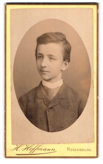 Fotografie H. Hoffmann, Regensburg, Jesuitenplatz, Adretter Bursche im Anzug