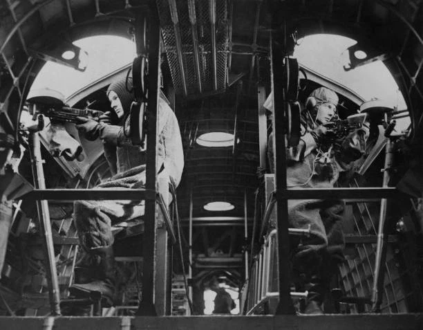 Two gunners Short Sunderland Mark I flying boat patrol bomber OLD PHOTO