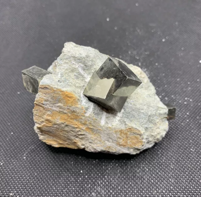 Minerali ** Pirite - Navajun, Spagna (P8) 8cm x 5cm x 5cm.