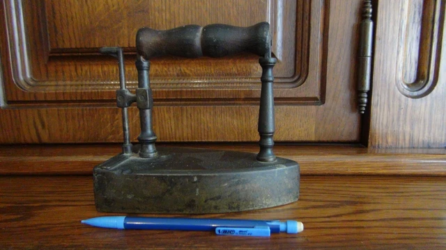 Dessous De Plat Ancien En Bronze - Support Fer à Repasser Détourné - Doré