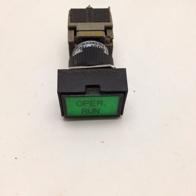Fuji LED Lamp Command Switch Green 5a 250VAC  AH164-TGL  #6800