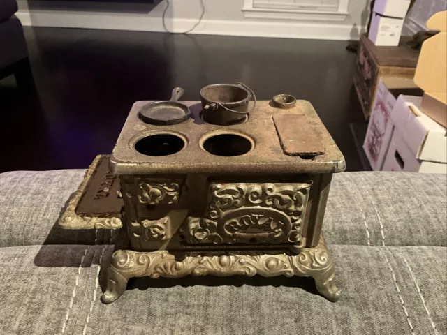 Royal Cast Iron Dealers Sampie Miniature Toy Stove