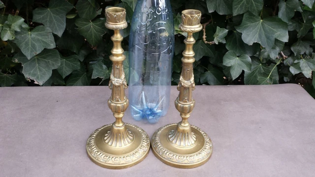 Ancienne paire de bougeoirs Louis XVI en bronze avec guirlande, haut 26 cm.