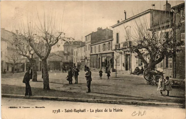CPA AK St-RAPHAEL La Place de la Mairie (411497)