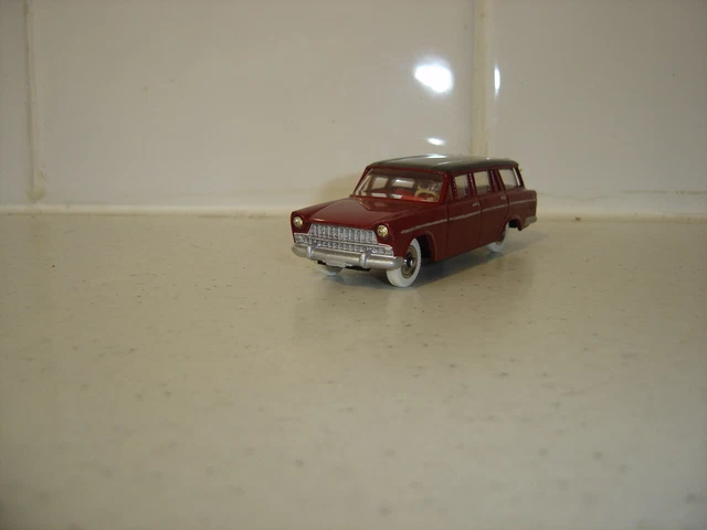 Dinky Toys France – Fiat 1800 Familiale – Réf 548 – Échelle 1/43 – Métal – Très Bon état