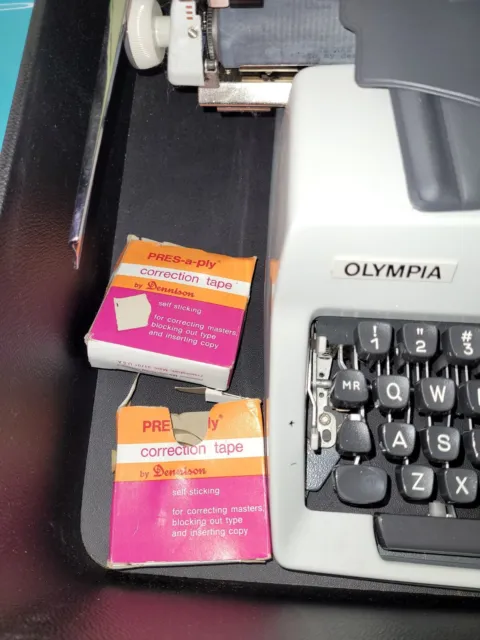 Máquina de escribir Olympia De Luxe 1976 para viajeros con instrucciones, accesorios y estuche 3