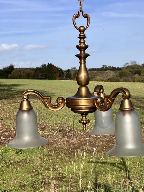 Antiker Jugendstil 3-armiger Messingkronleuchter mit mattierten Glasschirmen