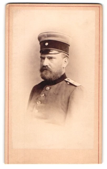 Fotografie L. Belitski, Nordhausen, älterer Soldat in Uniform mit hoher Mütze u