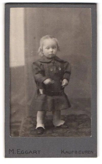 Fotografie M. Eggart, Kaufbeuren, Schraderstraße, Kleines Mädchen mit kariertem