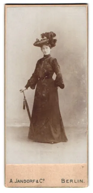 Fotografie A. Jandorf & Co., Berlin, junge Dame im schwarzen Kleid mit Federhut