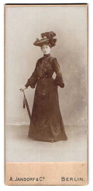 Fotografie A. Jandorf & Co., Berlin, junge Dame im schwarzen Kleid mit Federhut