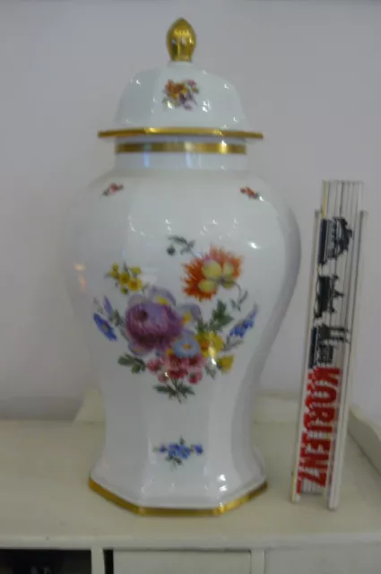 dekorative grosse Porzellan Deckelvase mit floralem Dekor - Marke "L" -c893