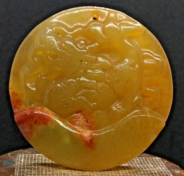 Pendentif Ancien En Jade Céladon Sculpté Phénix – Porte-bonheur Veines Rouilles – Neuf Avec étiquettes
