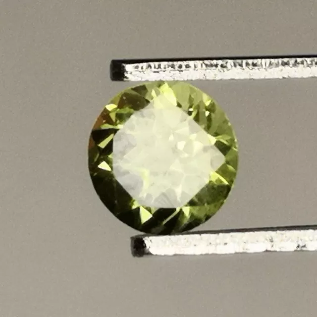 Péridot naturel d'Afrique - VS -  Rond 0.49 Carat - 5 x 3.6 mm