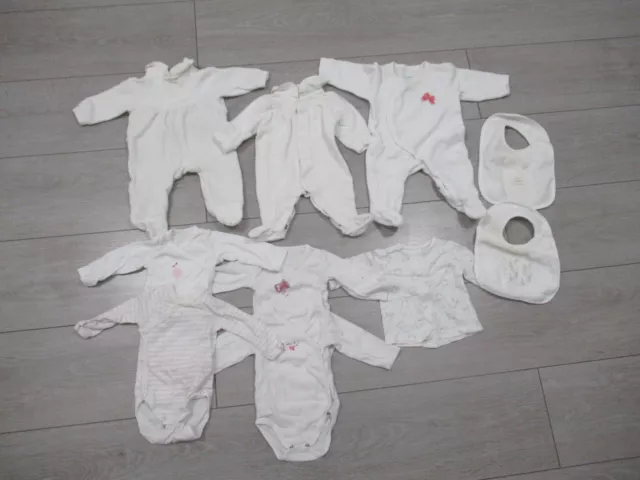 Ensemble bébé fille : 3 pyjamas + 4 bodies + 2 bavoirs taille 1 - 3 mois