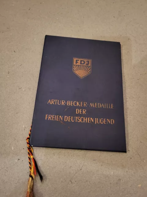 DDR Urkundenmappe DIN A 5 mit Urkunde ARTUR BECKER MEDAILLE DER FDJ