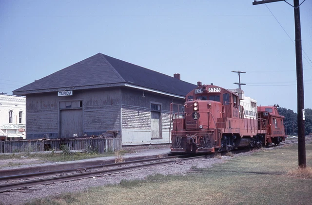 Original Slide ICG Illinois Central Gulf GP10 #8329+Caboose - Tunica MS 1975