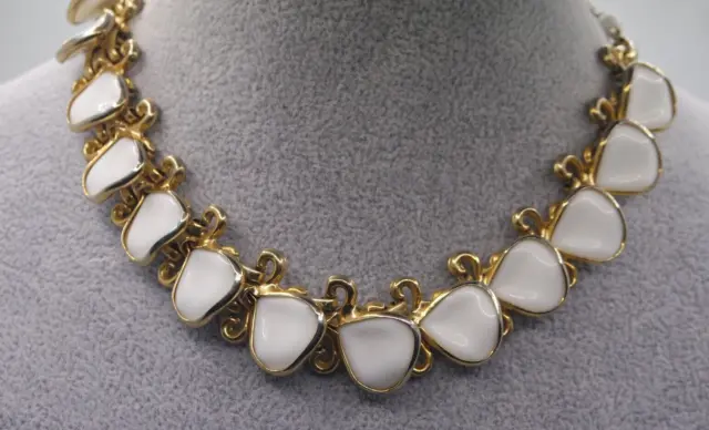 Vintage Unsigned Trifari Gold Tone  Poured Milk Glass Choker Necklace