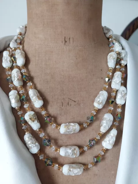Superbe collier 3 rangs de perles vintage avec fermoir rond. Très bel effet.