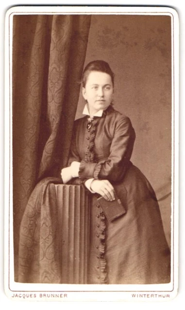 Fotografie Jacques Brunner, Winterthur-Königshofegg, Niedergasse, Junge Dame im