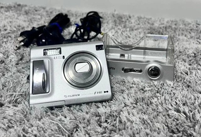 FUJIFILM FINEPIX F440 Silver Compact Digital Camera Tested Working