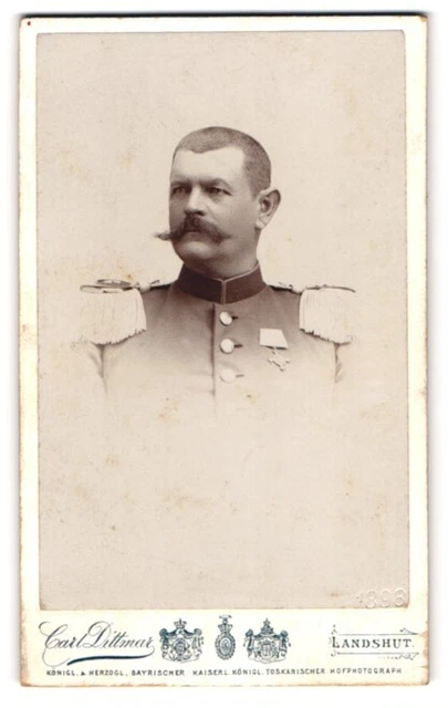 Fotografie Carl Dittmar, Landshut, Portrait Offizier in Uniform mit Epauletten