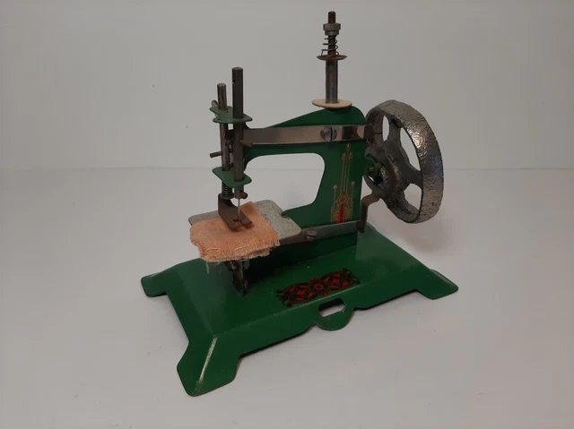 Machine à Coudre Ancienne En Tôle Peinte - Jouet Début XXème Siècle, état De Jeu