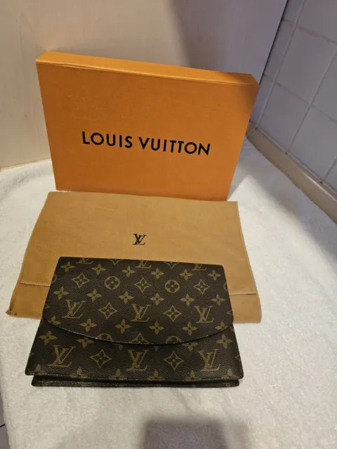 Elegante Clutch von Louis Vuitton, ein Must Have für Fashionistas, gebraucht!