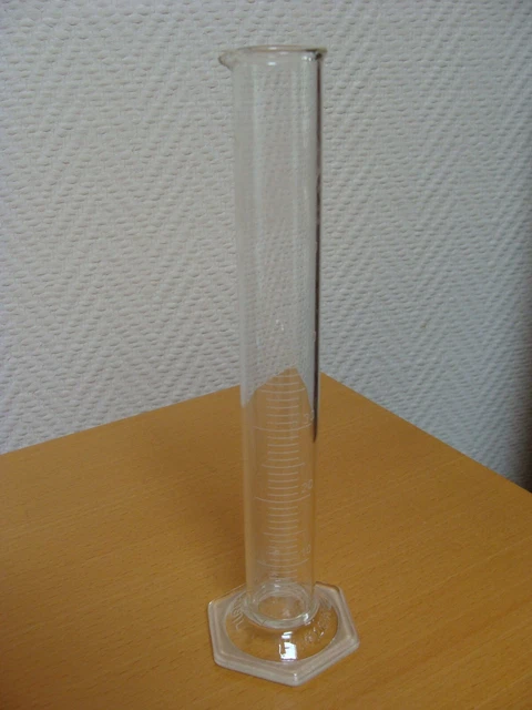 LOT DE 2 Éprouvettes Graduée De Laboratoire avec Bec Verseur - Pyrex LOT DE 2 Éprouvettes Graduée De Laboratoire avec Bec Verseur - Pyrex