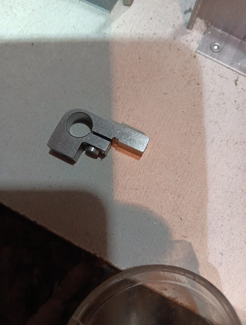 New 149107-SINGER-PRESSER BAR GUIDE BRACKET
