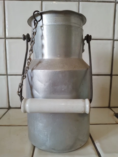 Ancien Pot A Lait En Aluminium Et Poignée Plastique Courlans 39570